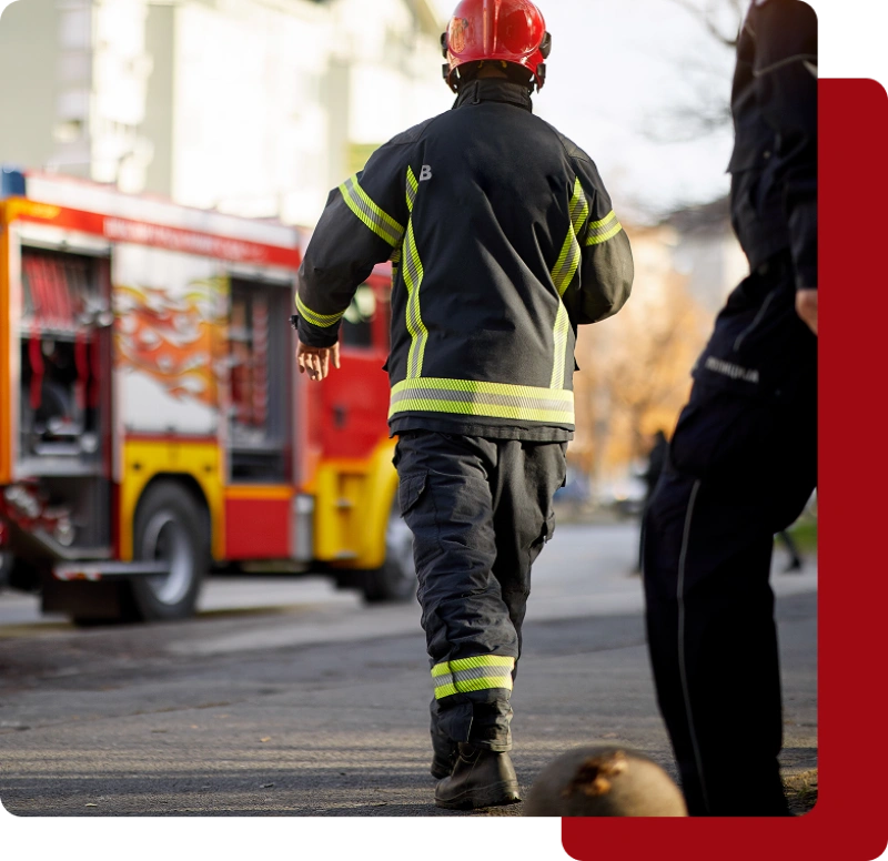 Imagem de engenheira analisando projeto